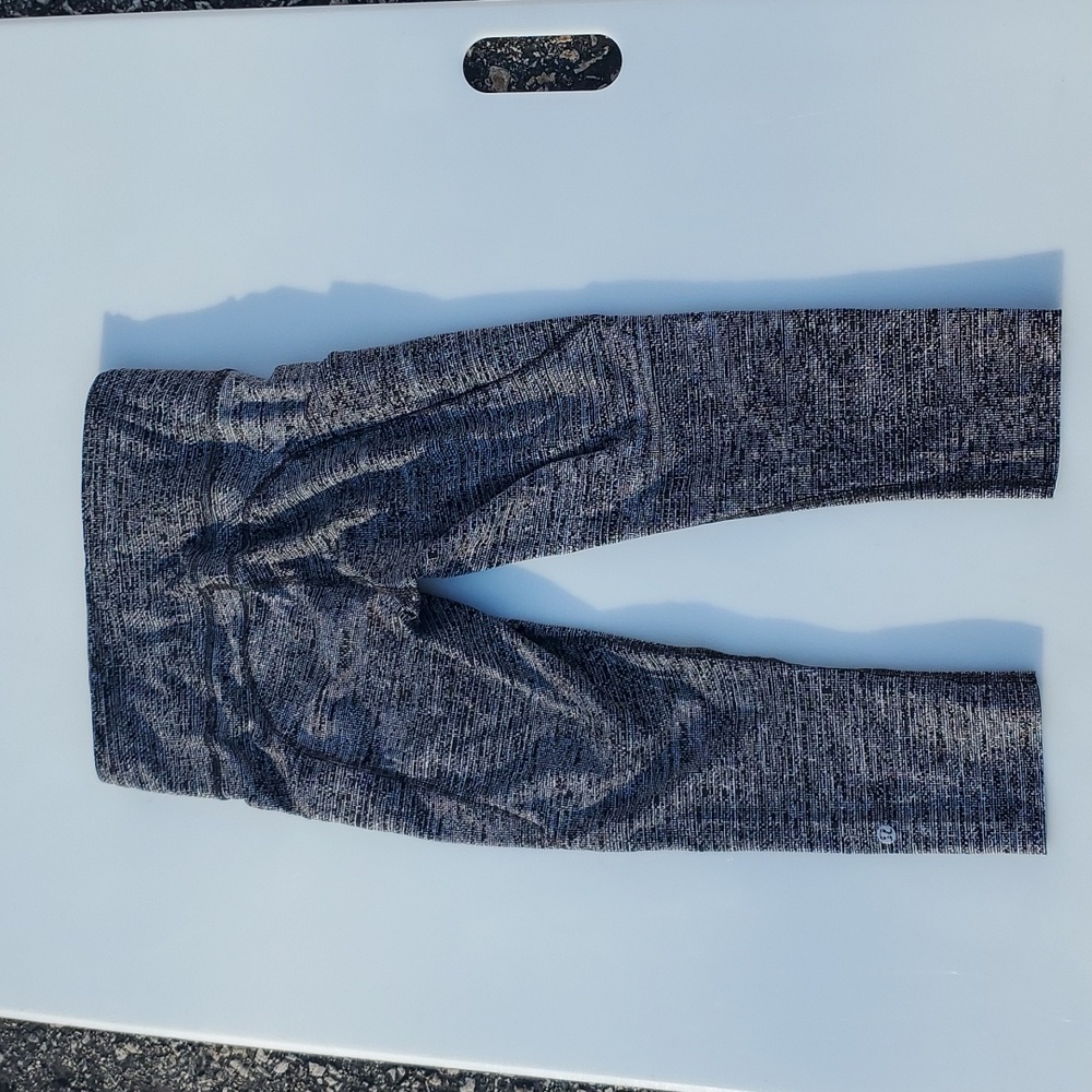 Lululemon Fast and Free Crop II Nulux 19" in Twillines Ice Grey Black. Size 6